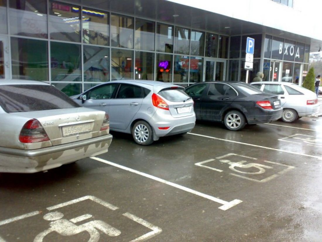 Каким инвалидам можно парковаться. Стоянка автомобилей для инвалидов. Парковочное место для инвалидов. Парковка для автомобилей инвалидов. Парковочными местами для инвалидов.