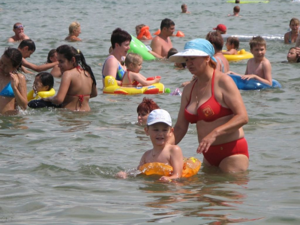 Когда купаются в анапе. Купание в Анапе. Крым море дети купаются. Купание в море Анапа. Купаемся в Анапе.