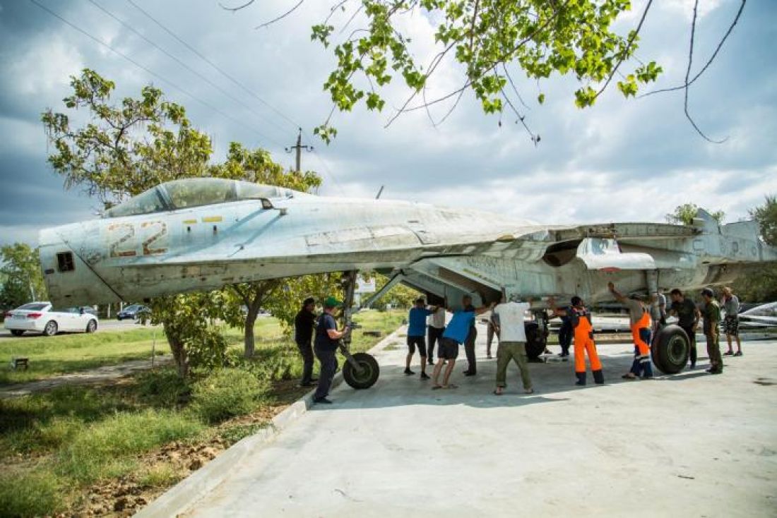 Самолеты в анапу в 2024 году. Су-27 Анапа. Сквер военной техники Анапа. Парк военной техники Анапа. Парк с военной техникой в Анапе.