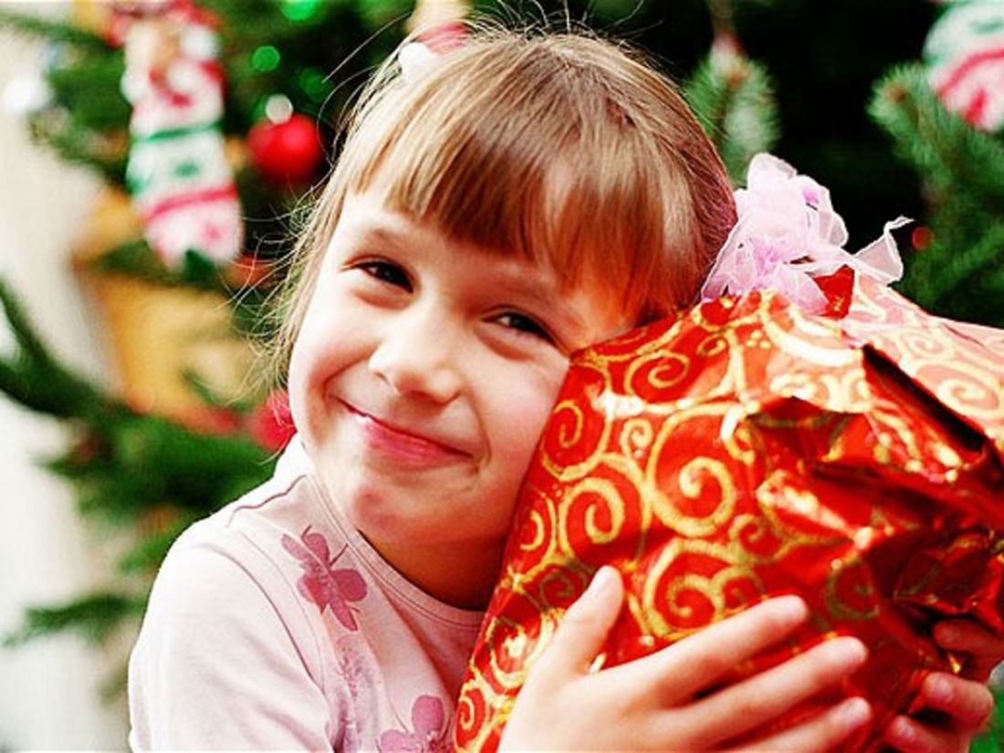Радуюсь новому году. Подарки для детей. Ребенок дарит подарок. Новогодние сладости для детей. Сбор новогодних подарков для детей.