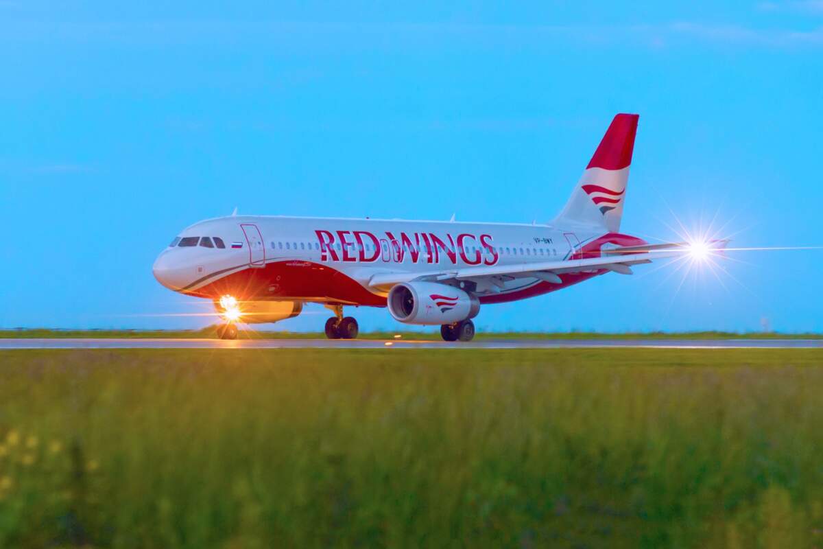 Red wings авиабилеты сайт. Ред Вингс авиакомпания. Ред Вингс самолеты. Аэробус а320 ред Вингс. Ред Вингс красный самолет.