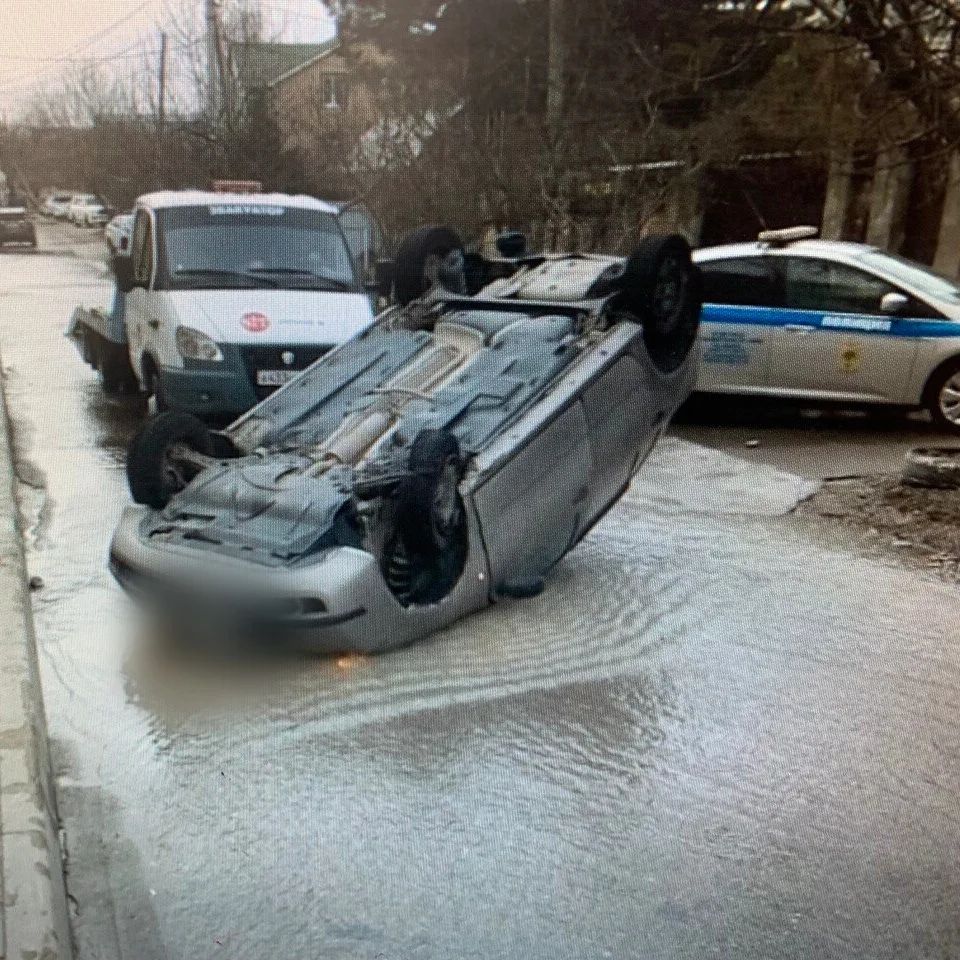 В Анапе нашли бесправного водителя, «поставившего» иномарку на крышу —  Новости Анапы