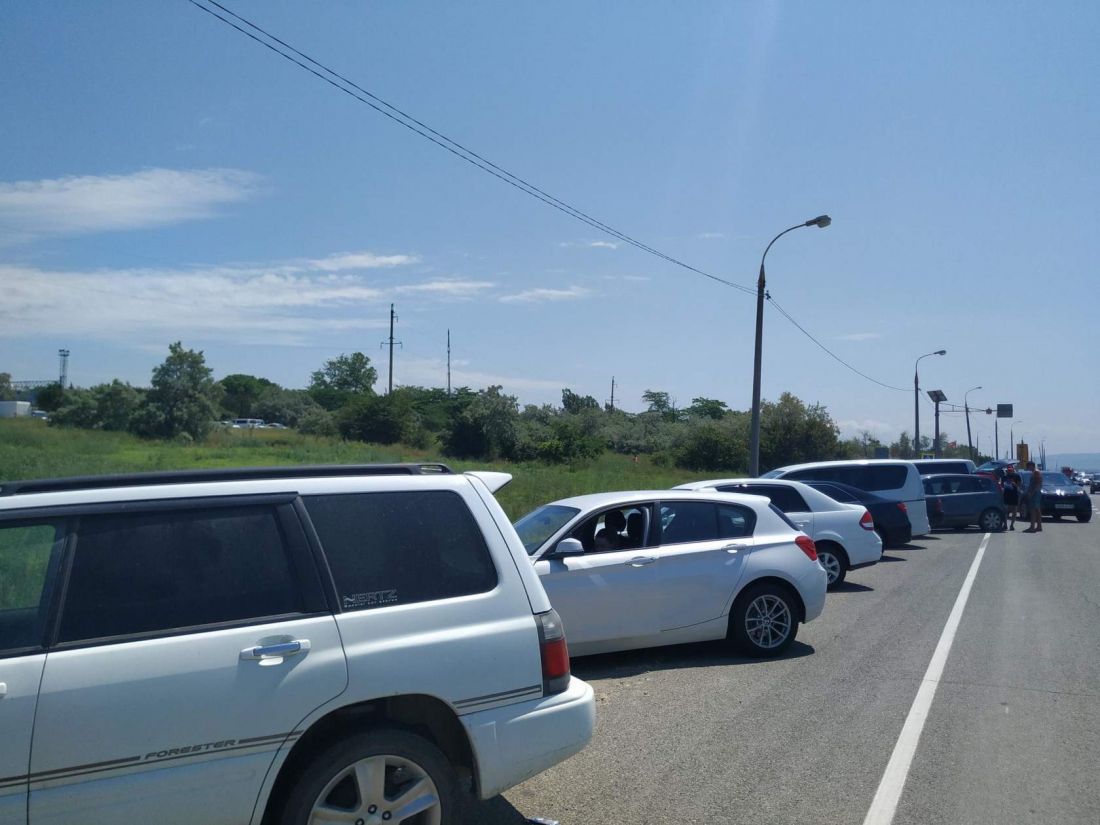 Парковки в анапе. Автостоянки в Анапе. Стоянки у ЖД вокзала Анапа. ЖД вокзал Анапа парковка. Платная парковка Анапа.