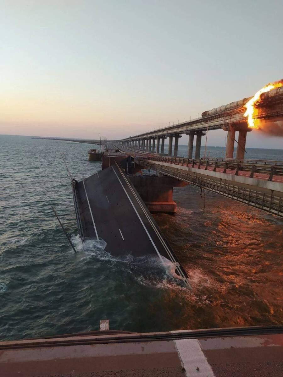 На Крымском мосту горит цистерна с топливом, движение полностью остановлено  | 08.10.2022 | Анапа - БезФормата