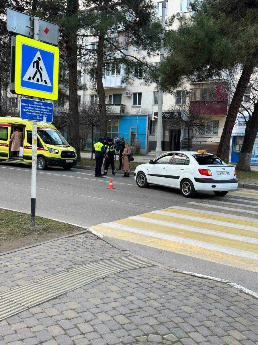 В Анапе на «зебре» пешеход попал под колёса такси | 07.03.2023 | Анапа -  БезФормата