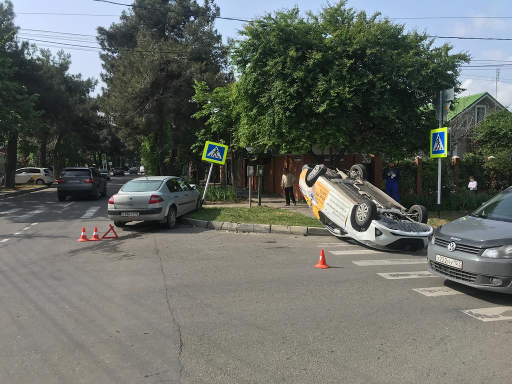 В Анапе автомобиль «такси» встал на крышу | 23.05.2023 | Анапа - БезФормата